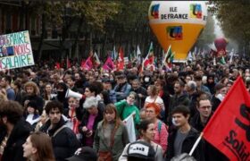 فرانسوی‌ها در اعتراض به افزایش هزینه‌ها به خیابان آمدند